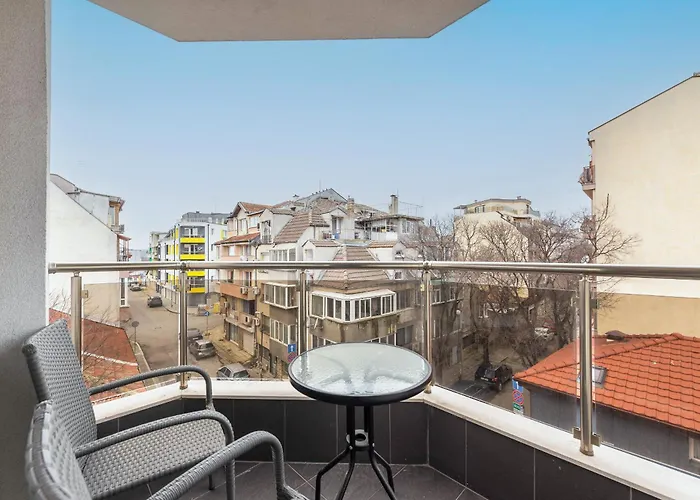 Апартамент Maxy - 2bedroom & Parking Варна