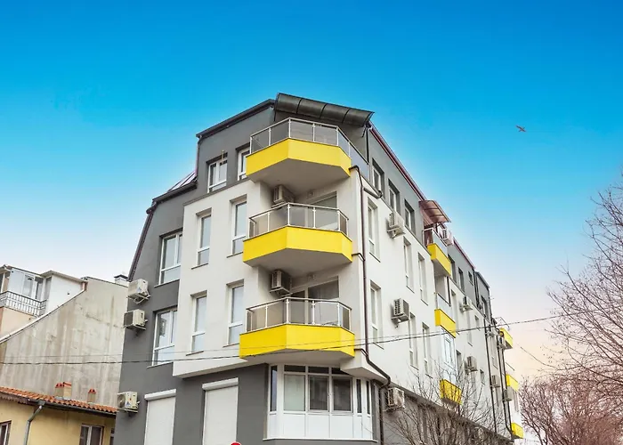 Апартамент Maxy - 2bedroom & Parking